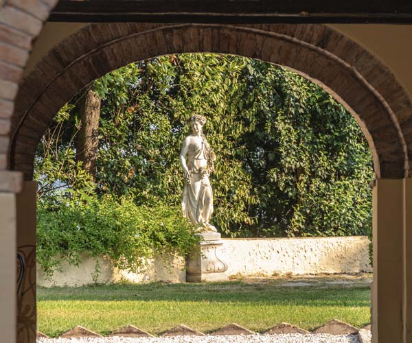 Statua in giardino